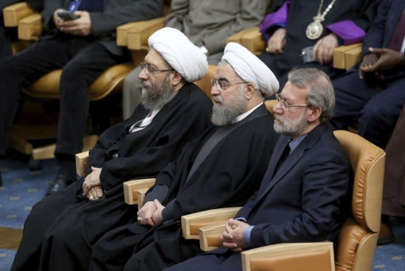 Presiden Iran Hassan Rouhani (tengah), Ketua Parlemen Ali Larijani (kanan) dan Kepaa Pengadilan Ayatollah Sadeq Larijani saat menghadiri Konferensi Internasional Mendukung Intifadah Palestina di Teheran, Iran, Selasa, 21 Februari 2017.