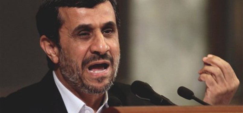 Presiden Iran, Mahmoud Ahmadinejad, berpidato di Universitas Havana, Cuba, Rabu (11/1). 