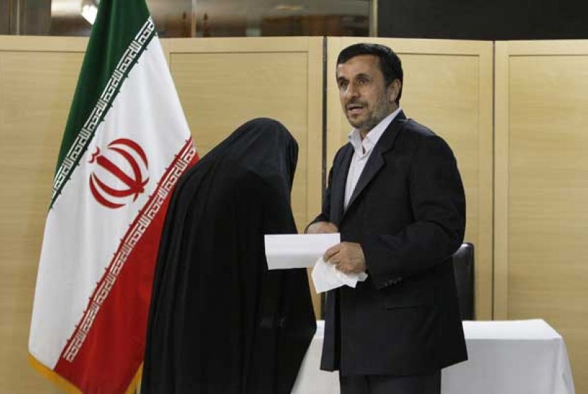   Presiden Iran Mahmoud Ahmadinejad bersama isteri usai memberikan suara dalam pemilihan anggota parlemen di Tehran, Jumat (4/5).