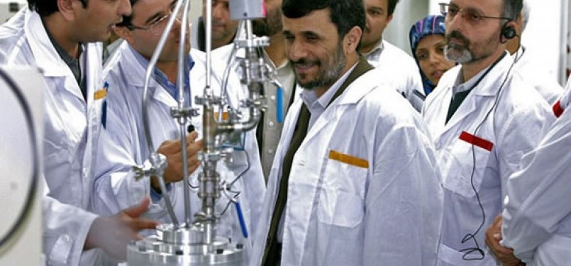 Presiden Iran, Mahmoud Ahmadinejad bersama para ilmuwan nuklir negaranya