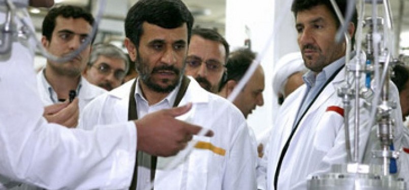 Presiden Iran, Mahmoud Ahmadinejad bersama tengah mengunjungi fasilitas nuklir bersama ilmuwan