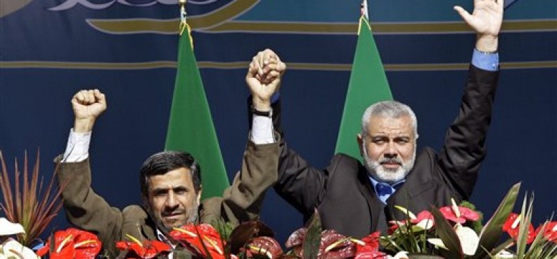 Presiden Iran, Mahmoud Ahmadinejad (kiri), dan Perdana Menteri Hamas, Ismail Haniyeh, mengepalkan salam persaudaraan dalam acara perayaan Revolusi Islam Iran ke-33 di Teheran, Sabtu (11/2). 