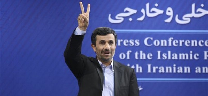  Presiden Iran Mahmoud Ahmadinejad mengacungkan jari tanda kemenangan, sebelum konferensi pers tentang program nuklir di Teheran, Iran, beberapa waktu lalu.