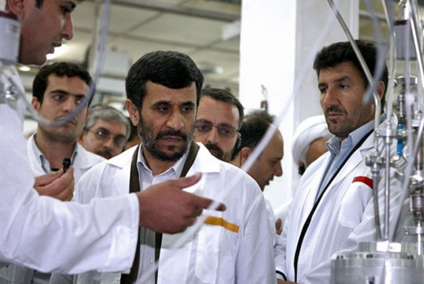 Presiden Iran, Mahmoud Ahmadinejad, saat berdiskusi tentang program nuklir negaranya.