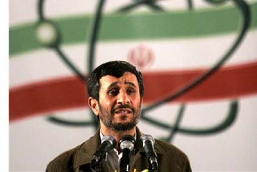 Presiden Iran Mahmoud Ahmadinejad saat berpidato di fasilitas pengayaan nuklir di kota Natanz.  (Foto file)