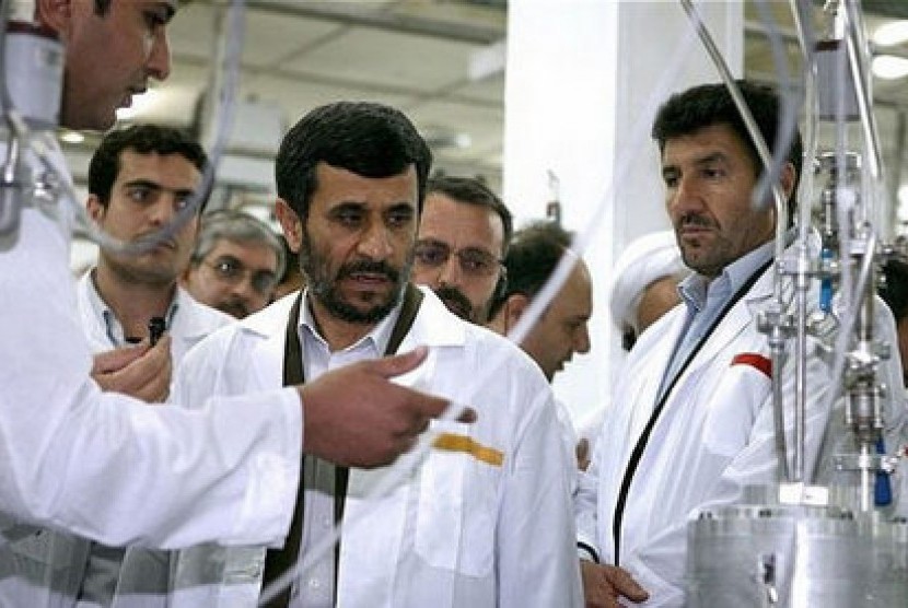 Presiden Iran, Mahmoud Ahmadinejad saat melakukan kunjungan ke fasilitas pengayaan uranium di Natanz.