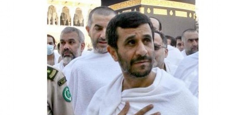 Presiden Iran, Mahmoud Ahmadinejad saat menunaikan ibadah haji. Ilustrasi