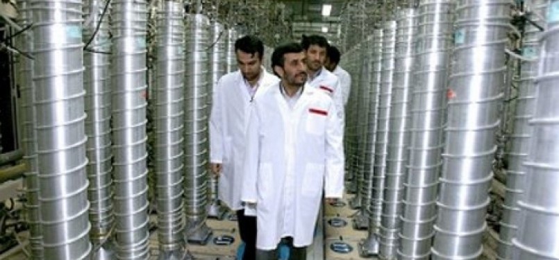 Presiden Iran Mahmoud Ahmadinejad tengah menginspeksi lokasi sentrifugal pengayaan uranium.