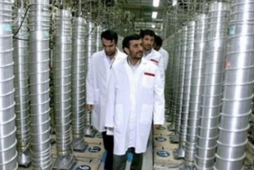Presiden Iran Mahmoud Ahmadinejad tengah menginspeksi lokasi sentrifugal pengayaan uranium.