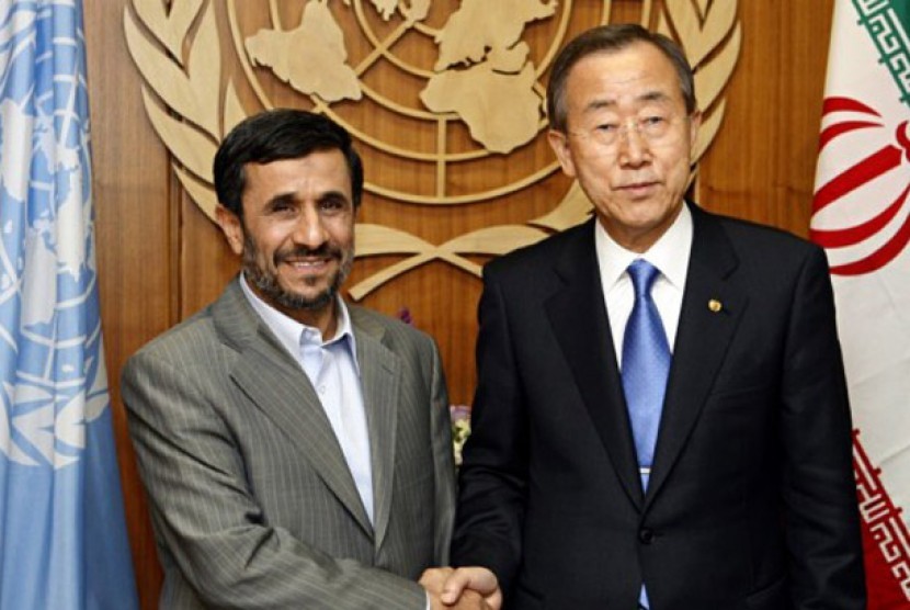 Presiden Iran Mahmud Ahmadinejad (kiri) dan Sekretaris Jenderal PBB Ban Ki-moon.