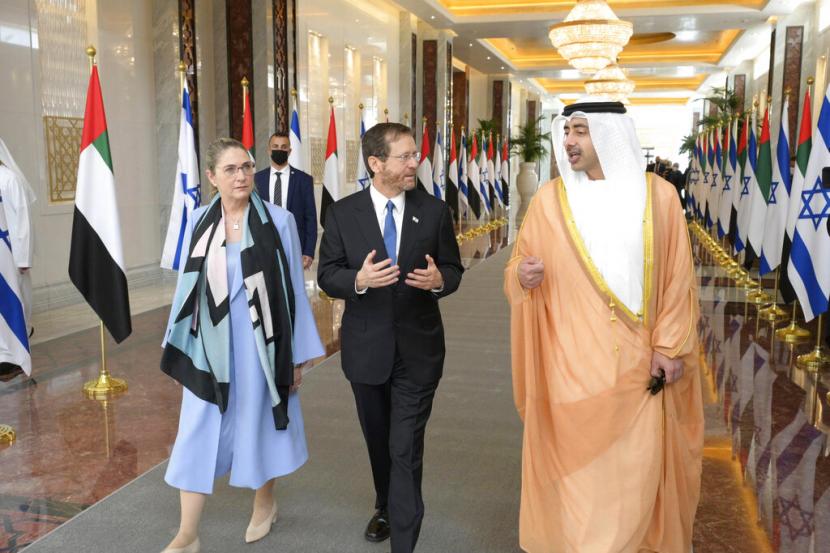 Presiden Israel, Isaac Herzog dan istrinya, Michal Herzog, mengunjungi Uni Emirat Arab. Perdagangan antara Uni Emirat Arab-Israel semakin meningkat  