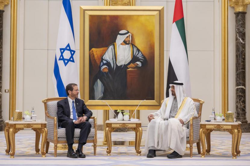 Presiden Israel Isaac Herzog (kiri) dan Putra Mahkota Abu Dhabi Sheikh Mohammed bin Zayed Al Nahyan bertemu di Abu Dhabi, Uni Emirate Arab, 30 Januari 2022.