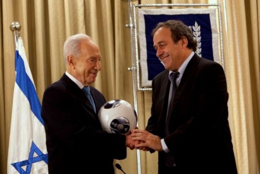 Presiden Israel, Shimon Peres (kiri) berjabat tangan dengan Presiden UEFA, Michel Platini dalam pertemuan di Yerusalem, 29 November 2012. Israel menjadi tuan rumah Kejuaraan U-21 pada Juni 2013.