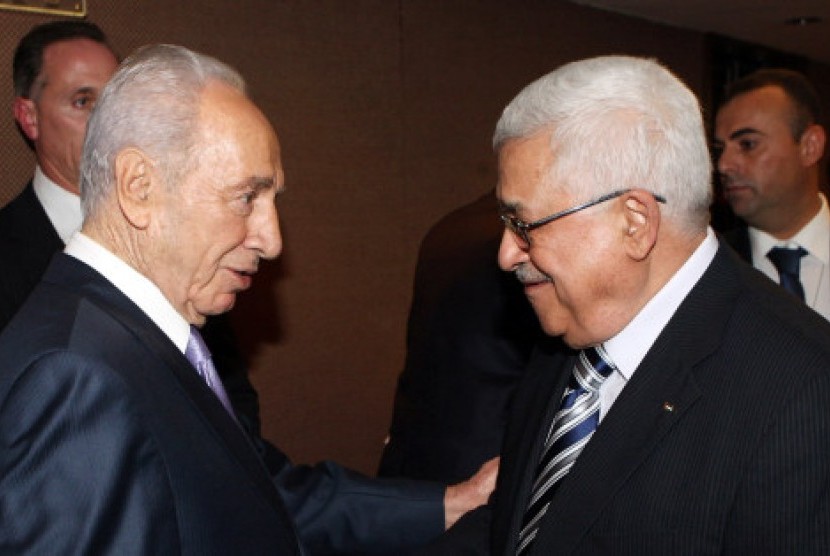 Presiden Israel terdahulu Shimon Peres (kiri) dan Presiden Palestina Mahmoud Abbas
