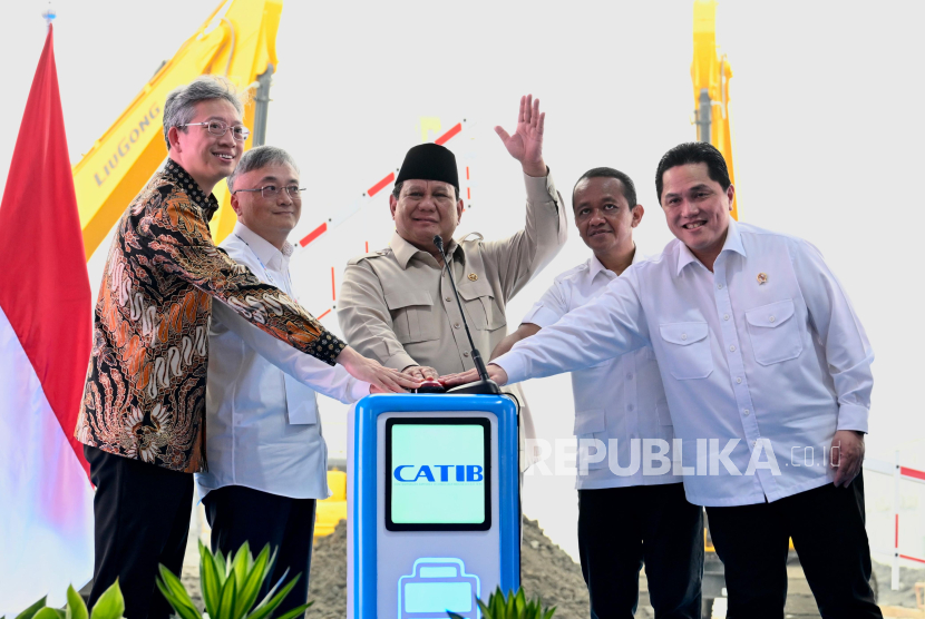 Presiden Jenderal (Purn) Prabowo Subianto saat groundbreaking ekosistem industri baterai kendaraan listrik terintegrasi di Kabupaten Karawang, Provinsi Jawa Barat, Ahad (29/6/2025).