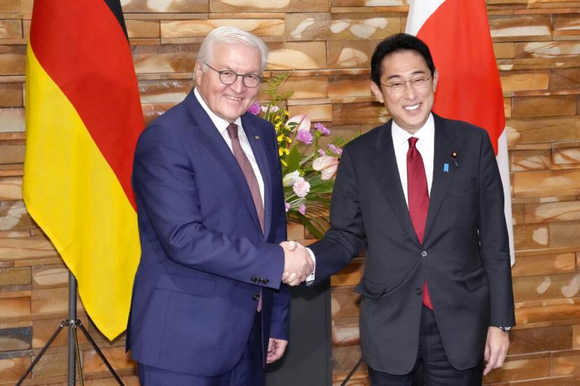 Presiden Jerman Frank-Walter Steinmeier, kiri, disambut oleh Perdana Menteri Jepang Fumio Kishida di Kantor Perdana Menteri Selasa, 1 November 2022, di Tokyo.