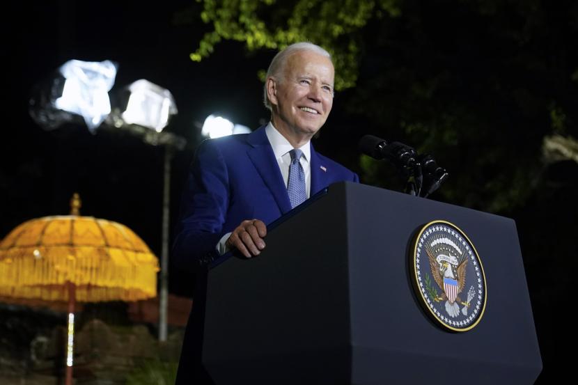 Presiden Joe Biden berbicara dalam konferensi pers di sela-sela pertemuan puncak G20, Senin, 14 November 2022, di Bali, Indonesia. 