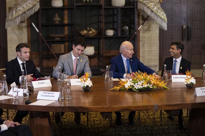Presiden Joe Biden berbicara dengan Perdana Menteri Inggris Rishi Sunak sebagai Presiden Prancis Emmanuel Macron, kiri, dan Perdana Menteri Kanada Justin Trudeau mendengarkan selama pertemuan para pemimpin G7 dan NATO di Bali, Indonesia, Rabu, 16 November 2022.