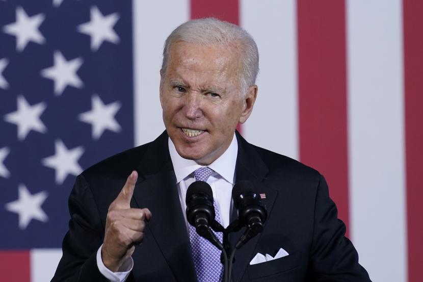 Presiden Joe Biden berbicara tentang rencana infrastruktur dan agenda domestiknya selama kunjungan ke Electric City Trolley Museum di Scranton, Pa., pada 20 Oktober 2021. 