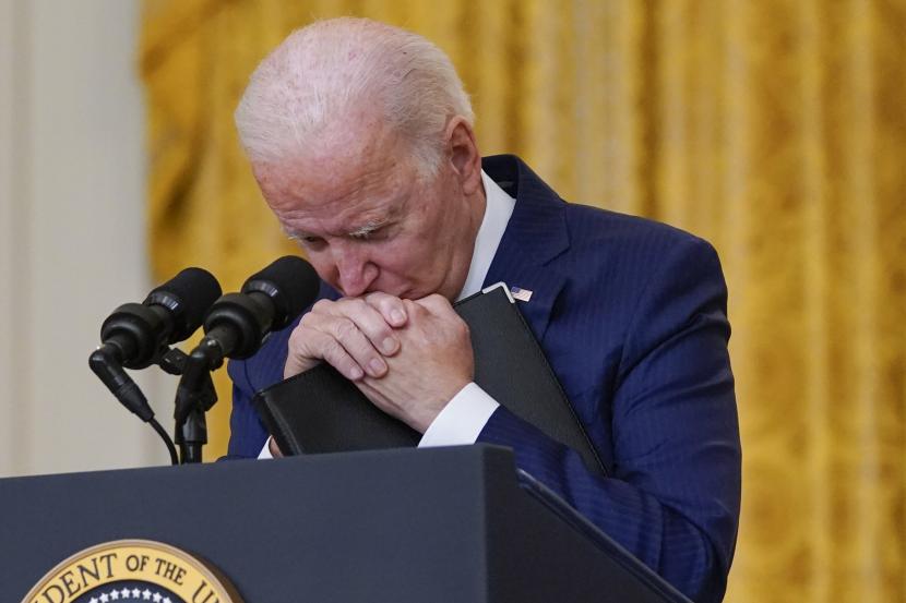 Presiden Joe Biden berhenti sejenak ketika dia mendengarkan pertanyaan tentang pemboman di bandara Kabul yang menewaskan sedikitnya 12 anggota layanan AS, dari Ruang Timur Gedung Putih, Kamis, 26 Agustus 2021, di Washington.