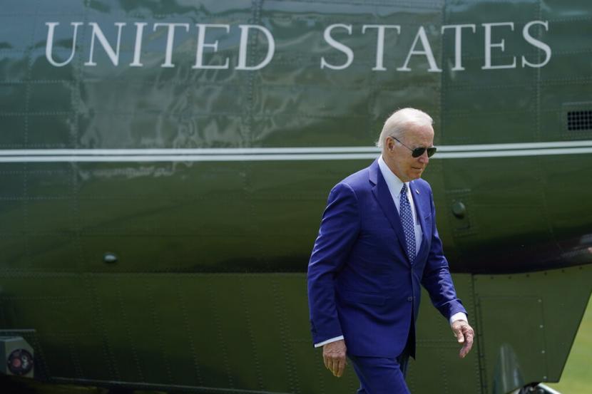 Presiden Joe Biden berjalan ke Kantor Oval Gedung Putih setelah turun dari Marine One, 13 Juni 2022, di Washington. Presiden Joe Biden akan melakukan perjalanan pertamanya ke Timur Tengah bulan depan dengan kunjungan ke Israel, Tepi Barat dan Arab Saudi.