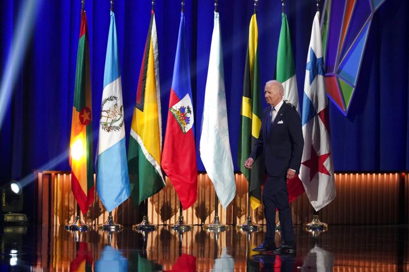 Presiden Joe Biden berjalan ke podium untuk berbicara selama upacara pembukaan di KTT Amerika Rabu, 8 Juni 2022, di Los Angeles.