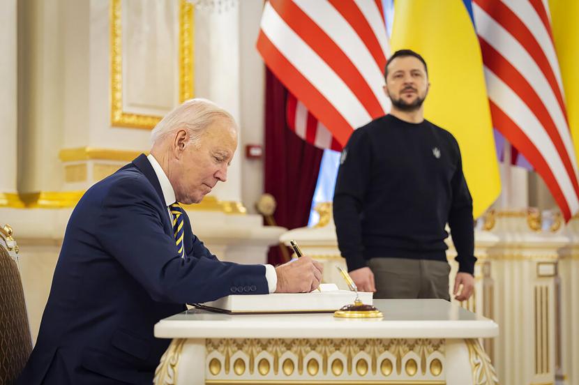 Presiden Joe Biden berkunjung selama sekitar lima jam ke Kyiv, guna menegaskan kembali dukungan AS.