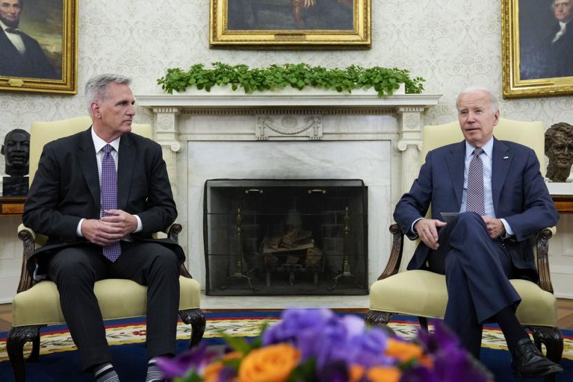 Presiden Joe Biden bertemu dengan Ketua DPR Kevin McCarthy dari California, untuk membahas batas utang di Oval Office Gedung Putih, Senin, 22 Mei 2023, di Washington. Biden dan McCarthy mencapai 