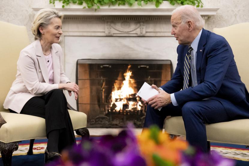 Presiden Joe Biden bertemu dengan Presiden Komisi Eropa Ursula von der Leyen di Oval Office Gedung Putih di Washington, Jumat, 10 Maret 2023.