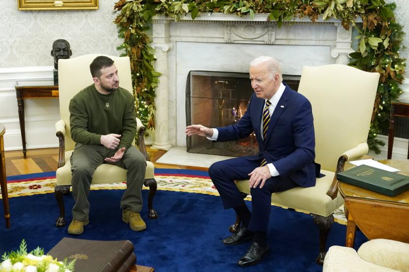 File foto Presiden Joe Biden bertemu dengan Presiden Ukraina Volodymyr Zelenskyy di Oval Office Gedung Putih, Rabu, 21 Desember 2022, di Washington.