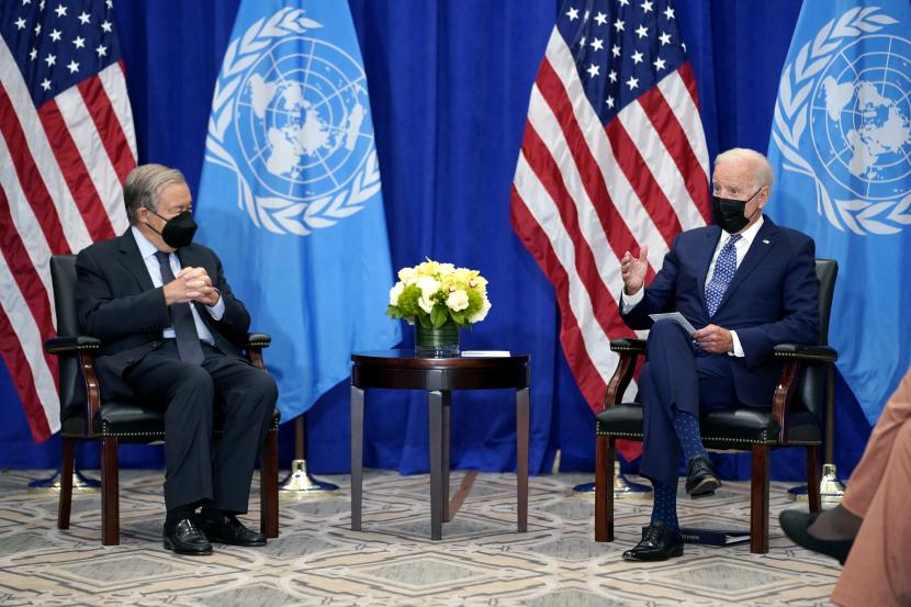 Presiden Joe Biden bertemu dengan Sekretaris Jenderal PBB Antonio Guterres di Intercontinental Barclay Hotel selama Sidang Umum PBB, Senin, 20 September 2021, di New York.