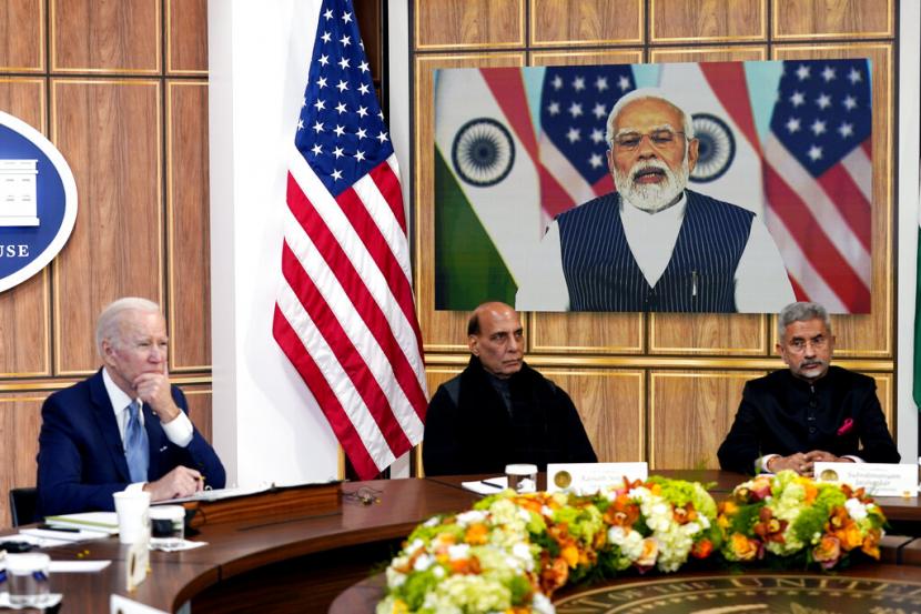 Presiden Joe Biden bertemu secara virtual dengan Perdana Menteri India Narendra Modi di South Court Auditorium di kampus Gedung Putih di Washington, Senin, 11 April 2022.
