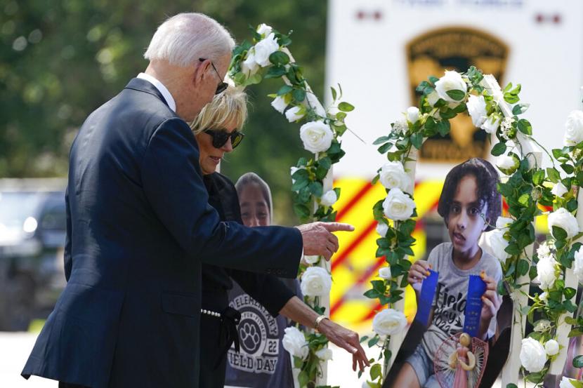 Presiden Joe Biden dan ibu negara Jill Biden mengunjungi tugu peringatan di Sekolah Dasar Robb untuk memberikan penghormatan kepada para korban penembakan massal, Minggu, 29 Mei 2022, di Uvalde, Texas.
