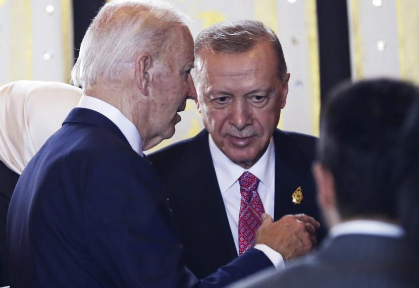Presiden Joe Biden, kiri, berbicara dengan Presiden Turki Recep Tayyip Erdogan selama KTT G20 di Nusa Dua, Bali, Indonesia Selasa, 15 November 2022.