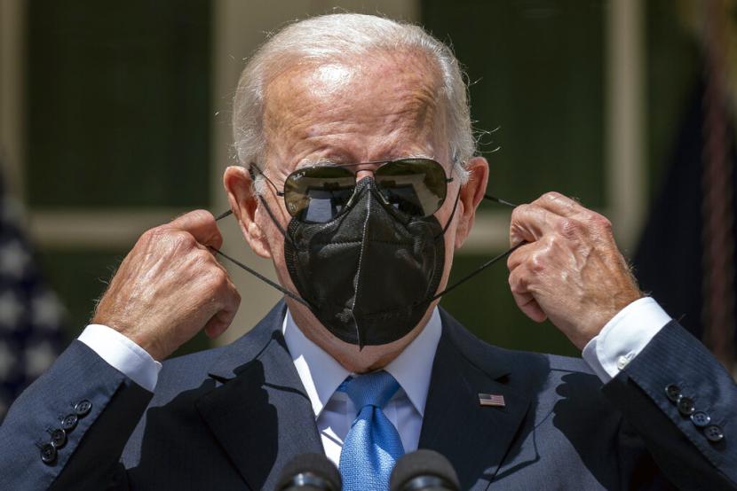 Presiden Joe Biden melepas masker setelah pulih dari COVID-19 untuk berbicara di Rose Garden Gedung Putih di Washington, Rabu, 27 Juli 2022.