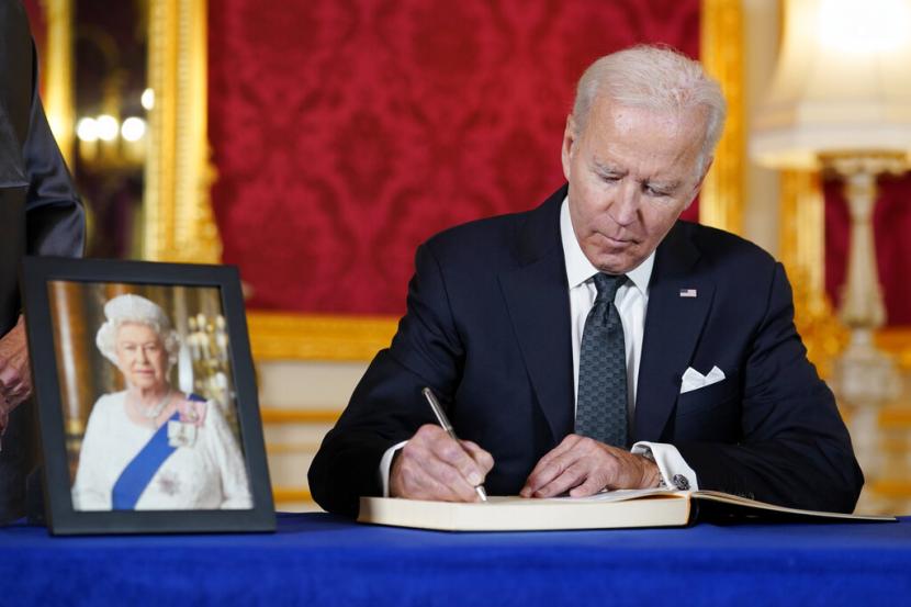 Presiden Joe Biden menandatangani buku belasungkawa di Lancaster House di London, setelah kematian Ratu Elizabeth II, Minggu, 18 September 2022.
