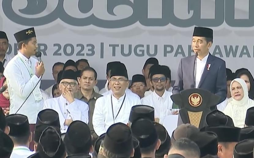 Presiden RI Joko Widiodo turut menghadiri apel Hari Santri di Tugu Pahlawan, Surabaya, Jawa Timur, Ahad (22/10/2023).