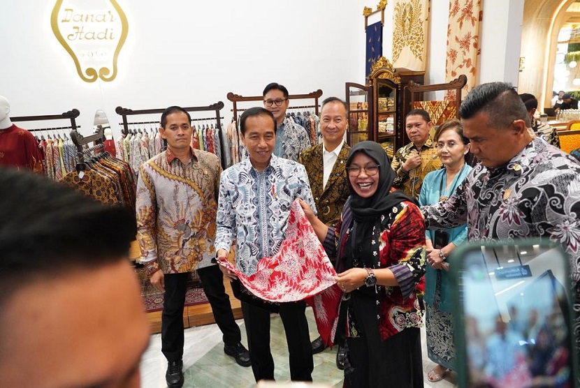 Presiden Joko Widodo atau Jokowi lirik produk milik Nasabah Permodalan Nasional Madani (PNM), Erawati atau akrab dipanggil Era, di Gelar Batik Nusantara (GBN) 2023 yang pada tahun ini dilakukan di Senayan Park, Jakarta Pusat pada Rabu, 2 Agustus 2023.