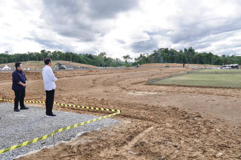 Presiden Joko Widodo atau Jokowi meninjau perkembangan pembangunan Training Center (TC) Persatuan Sepak Bola Seluruh Indonesia (PSSI) di Ibu Kota Negara Nusantara (IKN), Penajam Paser Utara, Kalimantan Timur, pada Rabu (17/1/2024).
