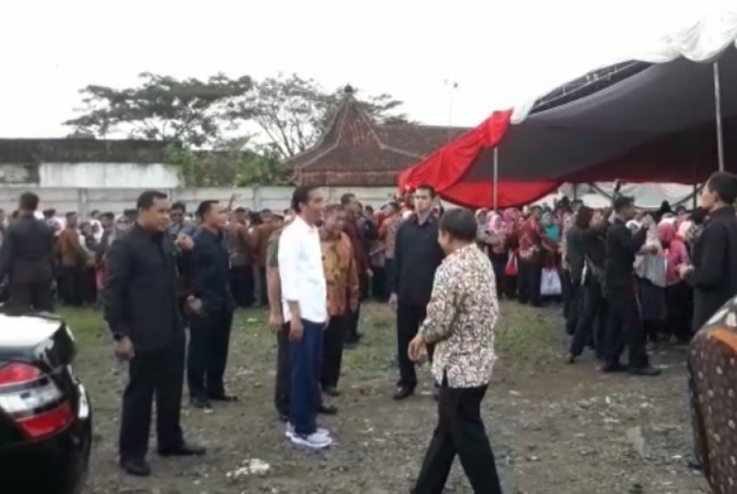 Presiden Joko Widodo (baju putih) saat berkunjung ke Tasikmalaya, Jawa Barat