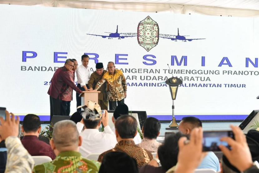 Presiden Joko Widodo di Bandara Aji Pangeran Tumenggung (APT) Pranoto Samarinda dan Bandara Maratua Berau hari ini, Kamis (25/10).