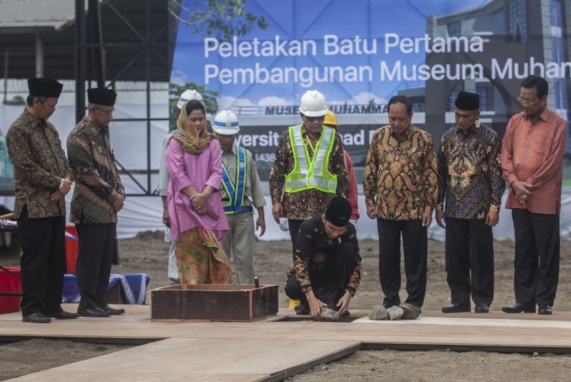 Presiden Joko Widodo (bawah) didampingi Ibu Negara Iriana Joko Widodo (ketiga kiri) melakukan peletakan batu, disaksikan Menteri Pendidikan dan Kebudayaan Muhadjir Effendy (kedua kanan), Menteri Riset, Teknologi, dan Pendidikan Tinggi Mohamad Nasir (ketiga kanan), dan Gubernur DIY Sri Sultan HB X (kanan) saat peletakan batu pertama pembangunan Museum Muhammadiyah di Kompleks Kampus Empat Universitas Ahmad Dahlan (UAD), Bantul, DI Yogyakarta, Sabtu (22/7). 