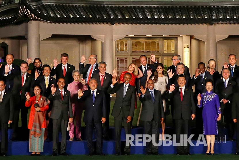 Presiden Joko Widodo berada di barisan terdepan saat sesi foto sebelum seremoni pembukaan KTT G20 yang diselenggarakan di Hangzhou Internasional Expo Center (HIEC), Cina, Ahad (4/9).