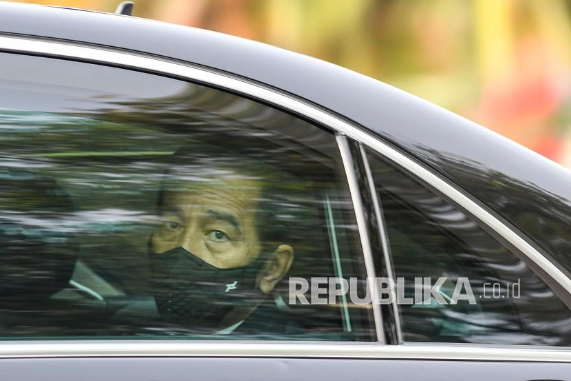 Presiden Joko Widodo berada di dalam mobil kepresidenan. (ilustrasi)