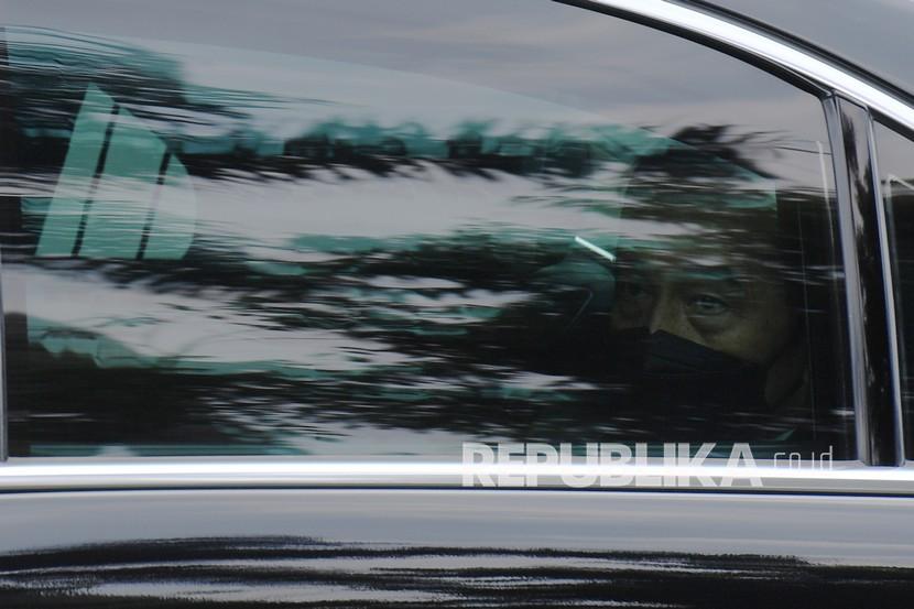 Presiden Joko Widodo berada di dalam mobil kepresidenan. Jokowi tetap memilih PPKM mikro daripada lockdown atau PSSB meskipun lonjakan kasus Covid-19 tengah terjadi saat ini. (ilustrasi)