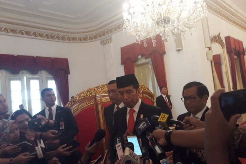 Presiden Joko Widodo berbicara kepada media usai melantik Inspektur Jenderal Heru Winarko sebagai kepala Badan Narkotika Nasional (BNN) di Istana Negara, Jakarta, Kamis (1/3).