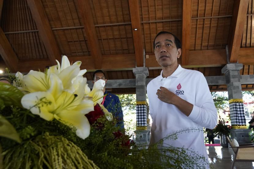  Presiden Joko Widodo berbicara kepada wartawan sebelum penanaman pohon di Hutan Mangrove Taman Hutan Raya Ngurah Rai, di sela-sela KTT G20, Rabu, 16 November 2022, di Denpasar, Bali, Indonesia.