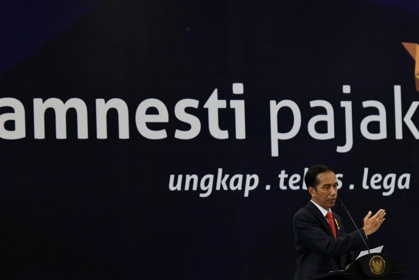 Presiden Joko Widodo berbicara pada Sosialisasi Kebijakan Amnesti Pajak di Semarang, Jawa Tengah, Selasa (9/8) malam. 