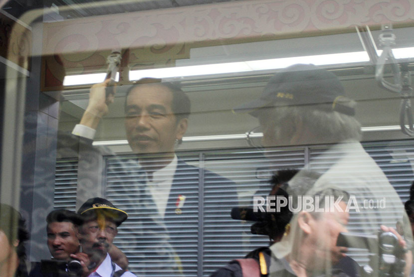 Presiden Joko Widodo berbincang-bincang dengan Menteri Pekerjaan Umum dan Perumahan Rakyat Basuki Hadimuljono (kanan), saat meresmikan kereta api bandara Minangkabau Ekspres, di Bandara International Minangkabau, Padang Pariaman, Sumatera Barat, Senin (21/5).