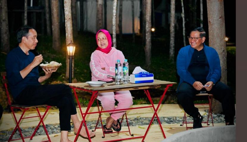 Presiden Joko Widodo berbincang dan bersantap makanan di bawah langit IKN.